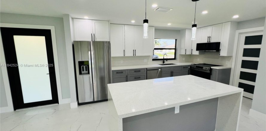 Дом в Кейп-Корал, Флорида 3 спальни № 1939807