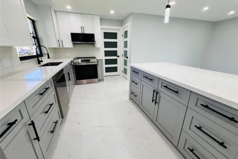 Купить виллу или дом в Кейп-Корал, Флорида 3 спальни, № 1939807 - фото 2