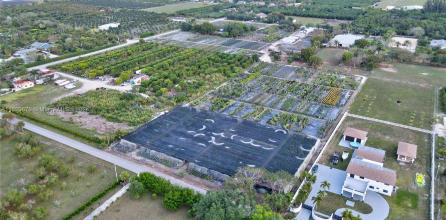 Коммерческая недвижимость в Майами-Дейд, Флорида № 1985075