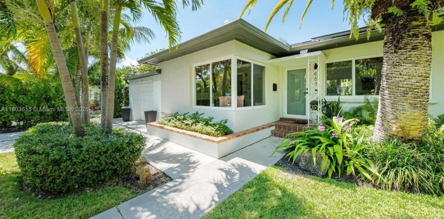 House in Miami, Florida 3 bedrooms, 168.15 sq.m. № 1739894