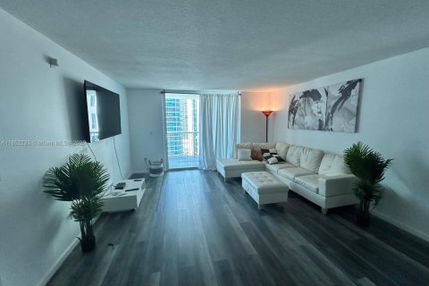 Condominio en venta en Miami, Florida, 1 dormitorio, 76.64 m2 № 1871822 - foto 2