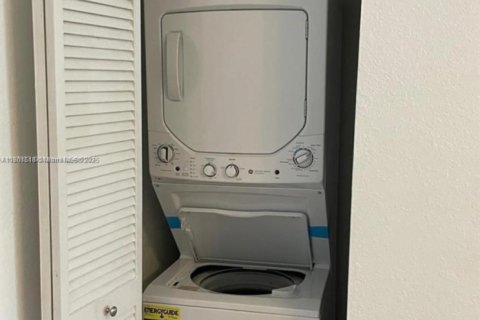 Touwnhouse à louer à Miami, Floride: 2 chambres, 86.4 m2 № 1977241 - photo 7