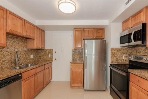 Condo in Hollywood, Florida, 1 bedroom № 1959102 - photo 15