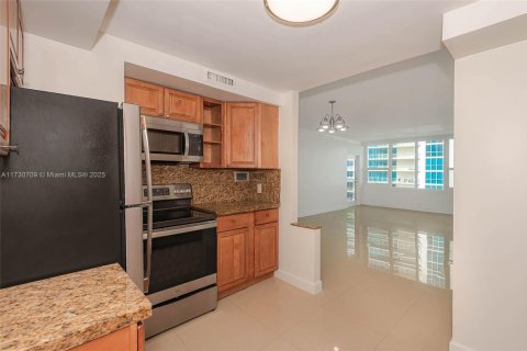 Condo in Hollywood, Florida, 1 bedroom № 1959102 - photo 13
