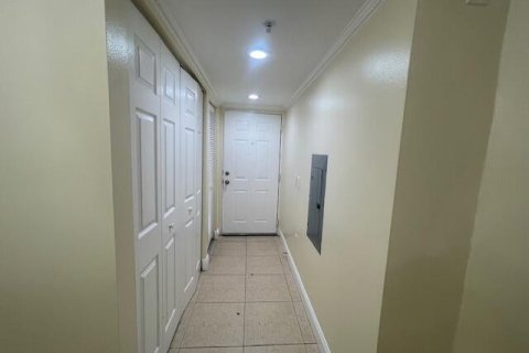 Propiedad comercial en alquiler en West Palm Beach, Florida, 2 dormitorios, 98.48 m2 № 1223310 - foto 1