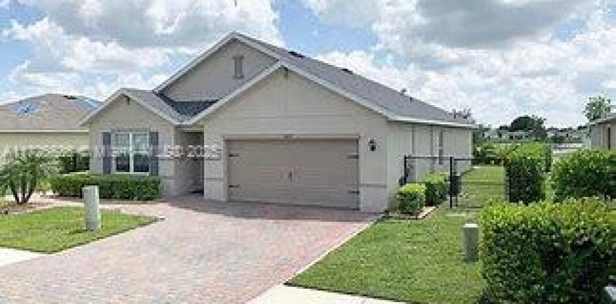 House in Lehigh Acres, Florida 4 bedrooms, 169.83 sq.m. № 1476782