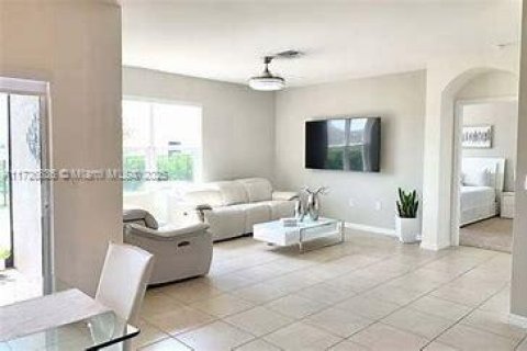 House in Lehigh Acres, Florida 4 bedrooms, 169.83 sq.m. № 1476782 - photo 4
