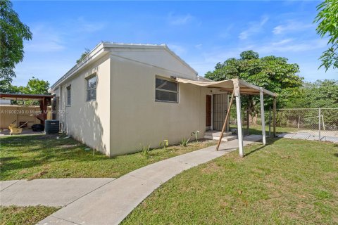 Снять в аренду виллу или дом в Майами, Флорида 2 спальни, 123.1м2, № 1954686 - фото 3