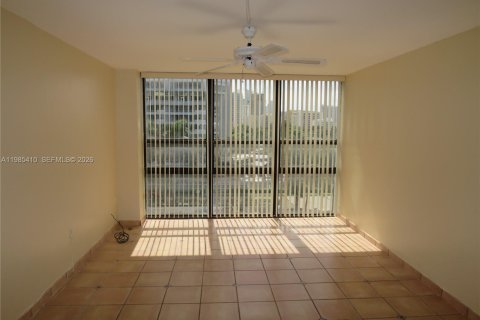 Condo in Miami, Florida, 2 bedrooms  № 2046994 - photo 10