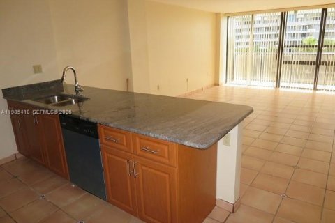 Condo in Miami, Florida, 2 bedrooms  № 2046994 - photo 2
