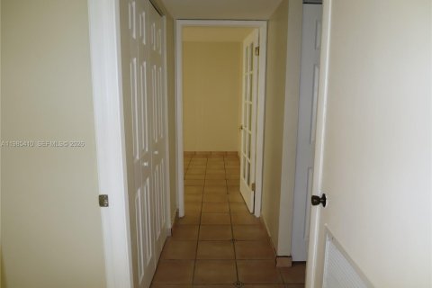 Condo in Miami, Florida, 2 bedrooms  № 2046994 - photo 5