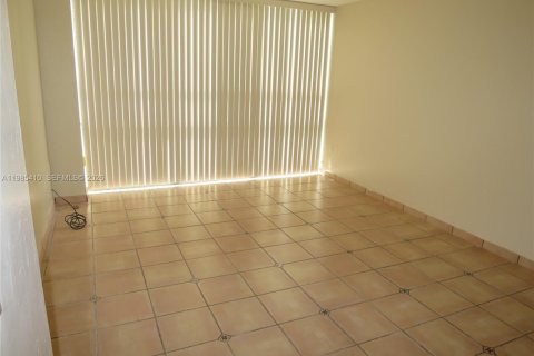 Condo in Miami, Florida, 2 bedrooms  № 2046994 - photo 9