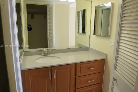 Condo in Miami, Florida, 2 bedrooms  № 2046994 - photo 16