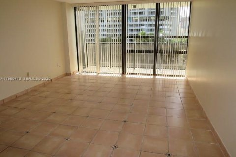 Condo in Miami, Florida, 2 bedrooms  № 2046994 - photo 4