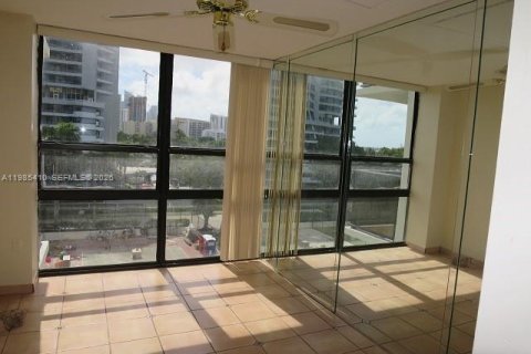 Condo in Miami, Florida, 2 bedrooms  № 2046994 - photo 6