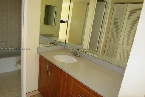 Condo in Miami, Florida, 2 bedrooms  № 2046994 - photo 11