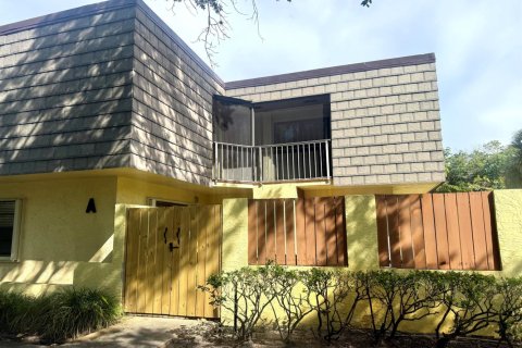 Townhouse in Stuart, Florida 2 bedrooms, 137.12 sq.m. № 2254501 - photo 2