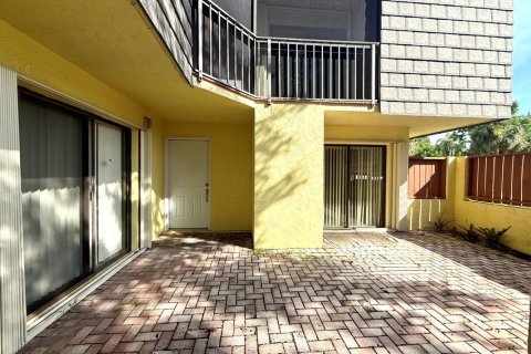 Townhouse in Stuart, Florida 2 bedrooms, 137.12 sq.m. № 2254501 - photo 3
