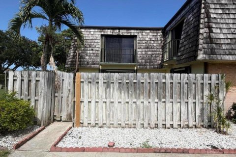 Townhouse in Palm Springs, Florida 2 bedrooms, 114.46 sq.m. № 2261281