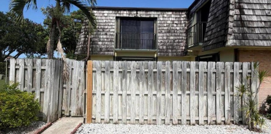 Townhouse in Palm Springs, Florida 2 bedrooms, 114.46 sq.m. № 2261281
