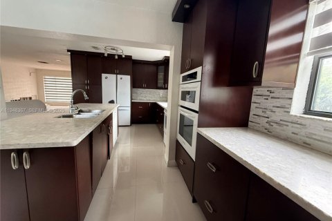 Villa ou maison à vendre à Hollywood, Floride: 3 chambres, 143.63 m2 № 2004801 - photo 4