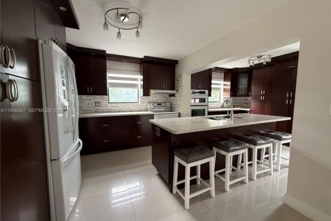 Villa ou maison à vendre à Hollywood, Floride: 3 chambres, 143.63 m2 № 2004801 - photo 2