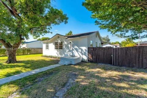 Casa en venta en Miami Springs, Florida, 3 dormitorios, 85.28 m2 № 1999944 - foto 3