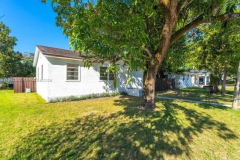 Casa en venta en Miami Springs, Florida, 3 dormitorios, 85.28 m2 № 1999944 - foto 2