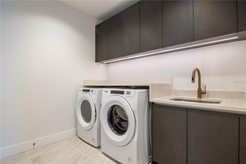 Condo in Saint Petersburg, Florida, 2 bedrooms  № 2388253 - photo 11