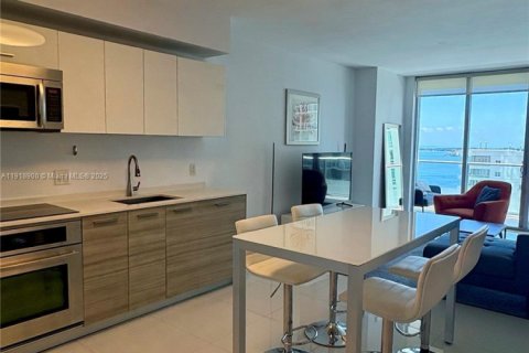 Condominio en Miami, Florida, 1 dormitorio  № 2055030