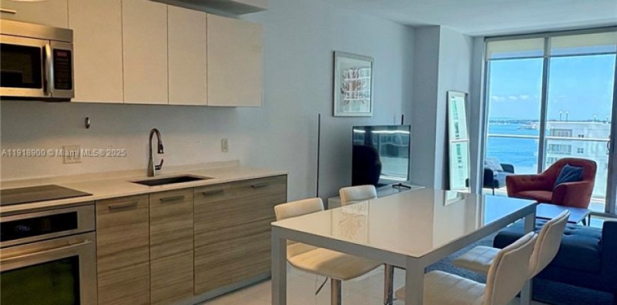 Condominio en Miami, Florida, 1 dormitorio  № 2055030