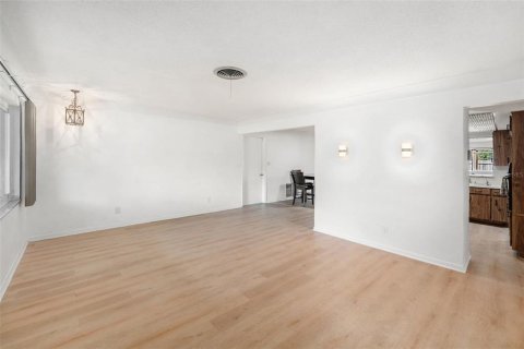 Casa en venta en Kenneth City, Florida, 3 dormitorios, 160.16 m2 № 1909494 - foto 10