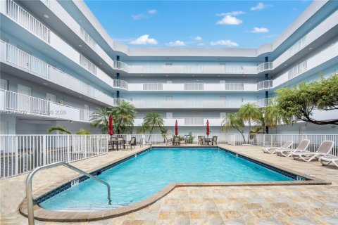 Condo in Miami, Florida, 2 bedrooms  № 2075461 - photo 18