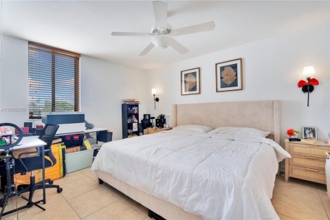 Condo in Miami, Florida, 2 bedrooms  № 2075461 - photo 11