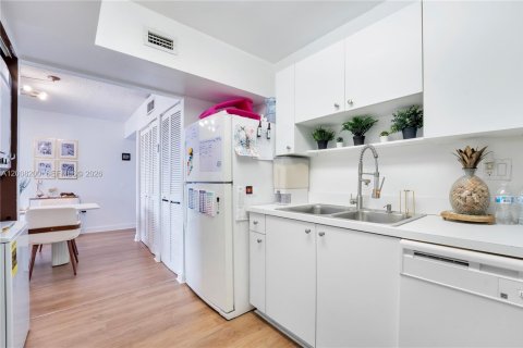 Condo in Miami, Florida, 2 bedrooms  № 2075461 - photo 8