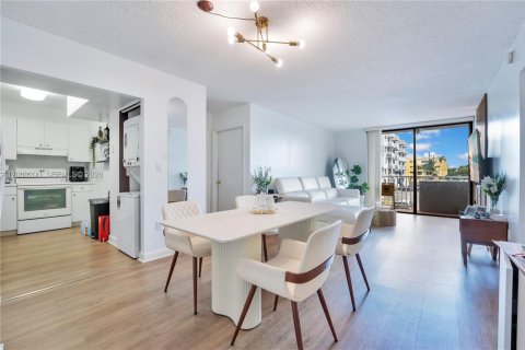 Condo in Miami, Florida, 2 bedrooms  № 2075461