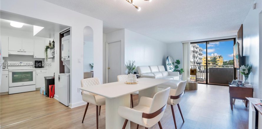 Condo in Miami, Florida, 2 bedrooms  № 2075461