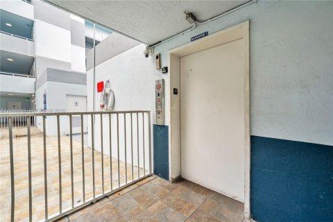Condo in Miami, Florida, 2 bedrooms  № 2075461 - photo 20