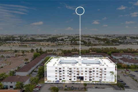 Condo in Miami, Florida, 2 bedrooms  № 2075461 - photo 2