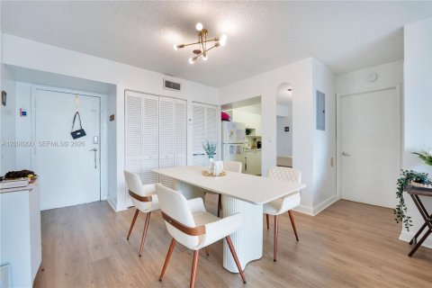Condo in Miami, Florida, 2 bedrooms  № 2075461 - photo 6