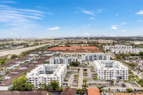 Condo in Miami, Florida, 2 bedrooms  № 2075461 - photo 16