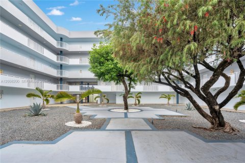 Condo in Miami, Florida, 2 bedrooms  № 2075461 - photo 19