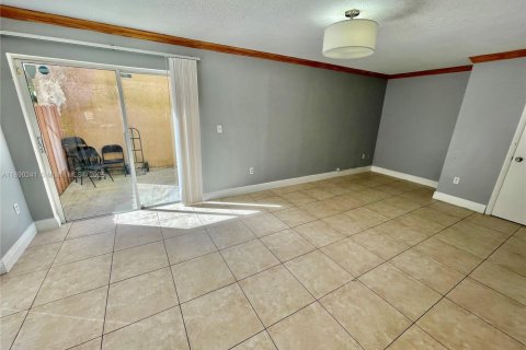 House in Miami, Florida 3 bedrooms, 165.09 sq.m. № 1943321 - photo 9