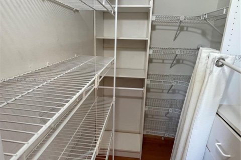 House in Miami, Florida 3 bedrooms, 165.09 sq.m. № 1943321 - photo 22