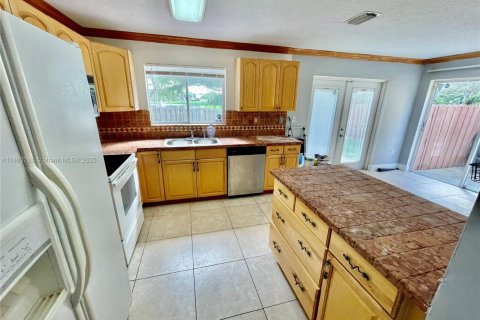 House in Miami, Florida 3 bedrooms, 165.09 sq.m. № 1943321 - photo 7