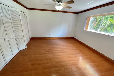 House in Miami, Florida 3 bedrooms, 165.09 sq.m. № 1943321 - photo 19