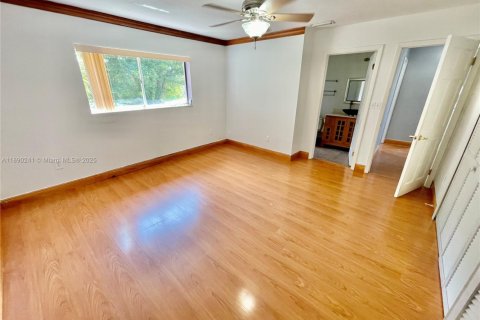 House in Miami, Florida 3 bedrooms, 165.09 sq.m. № 1943321 - photo 16