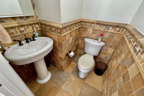 House in Miami, Florida 3 bedrooms, 165.09 sq.m. № 1943321 - photo 12