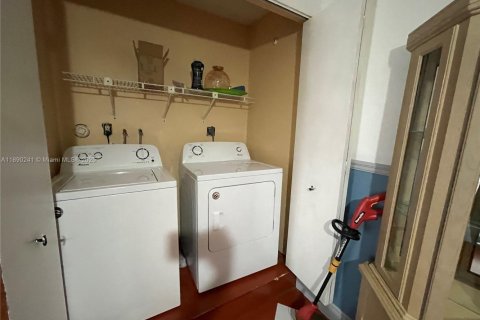 House in Miami, Florida 3 bedrooms, 165.09 sq.m. № 1943321 - photo 29