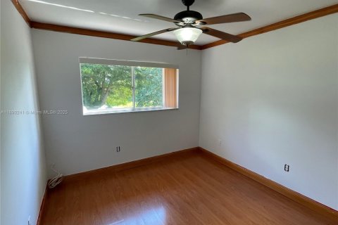 House in Miami, Florida 3 bedrooms, 165.09 sq.m. № 1943321 - photo 23